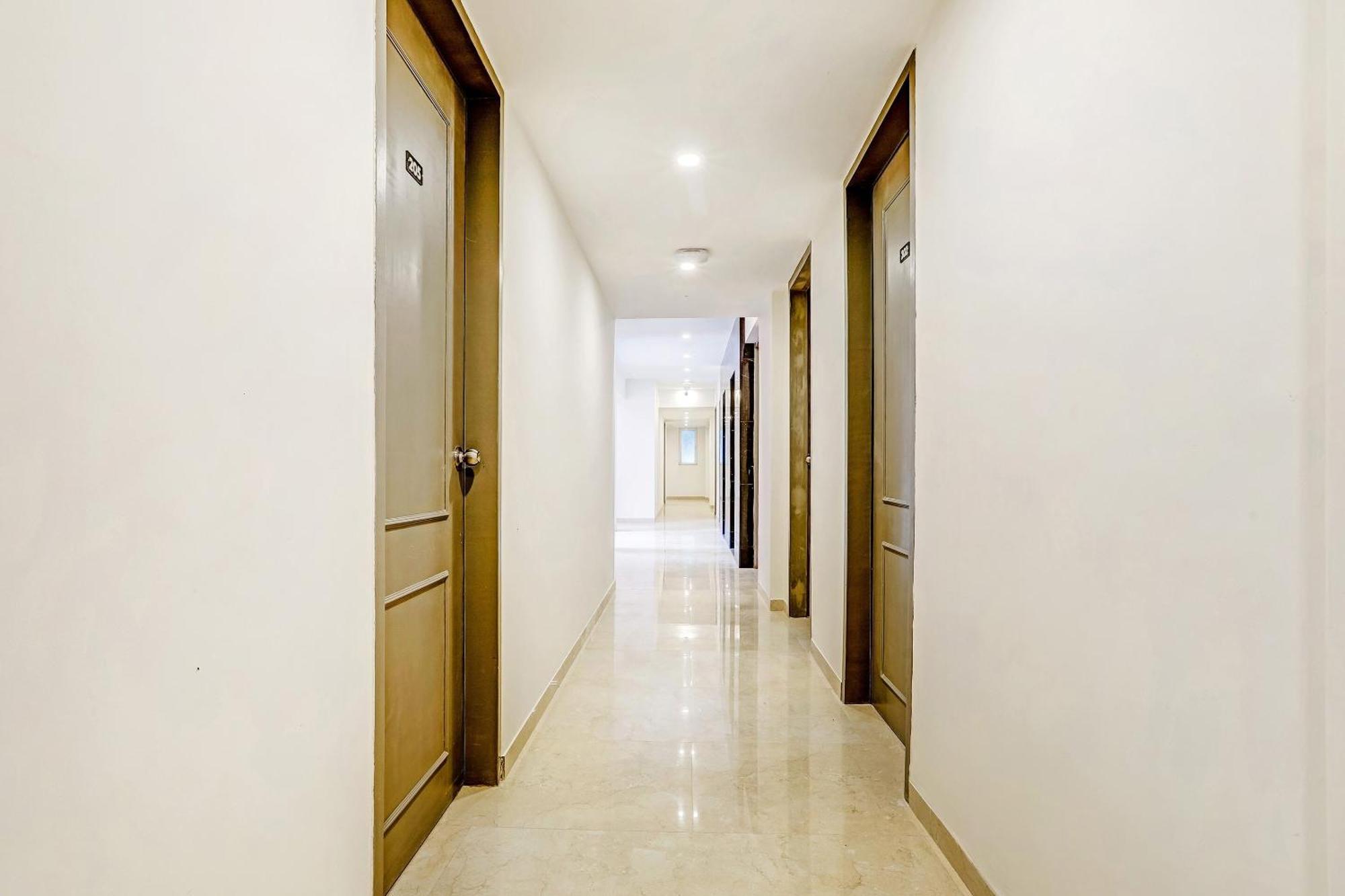 Townhouse Somani Hotel Apta Exterior foto