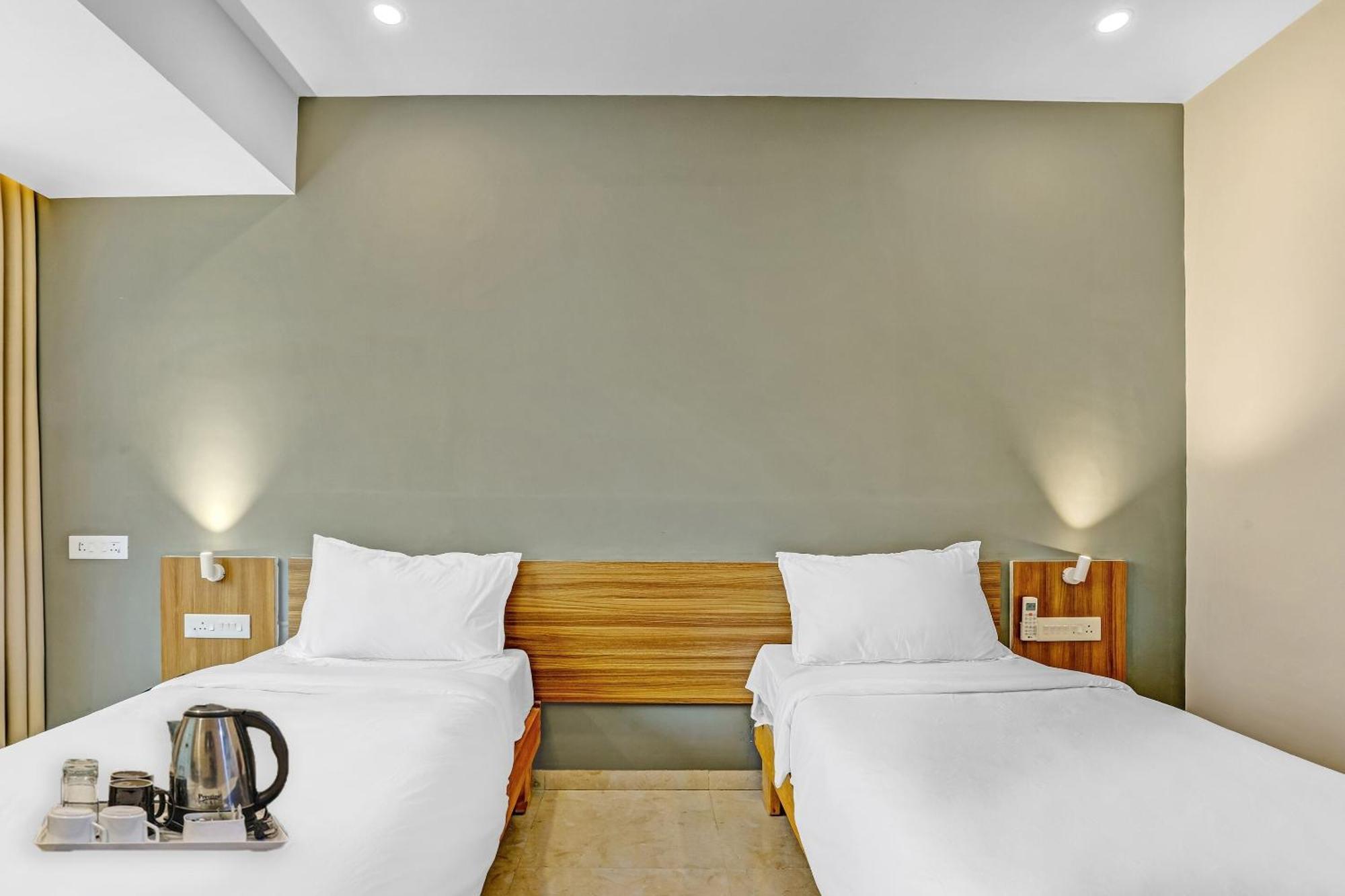 Townhouse Somani Hotel Apta Exterior foto