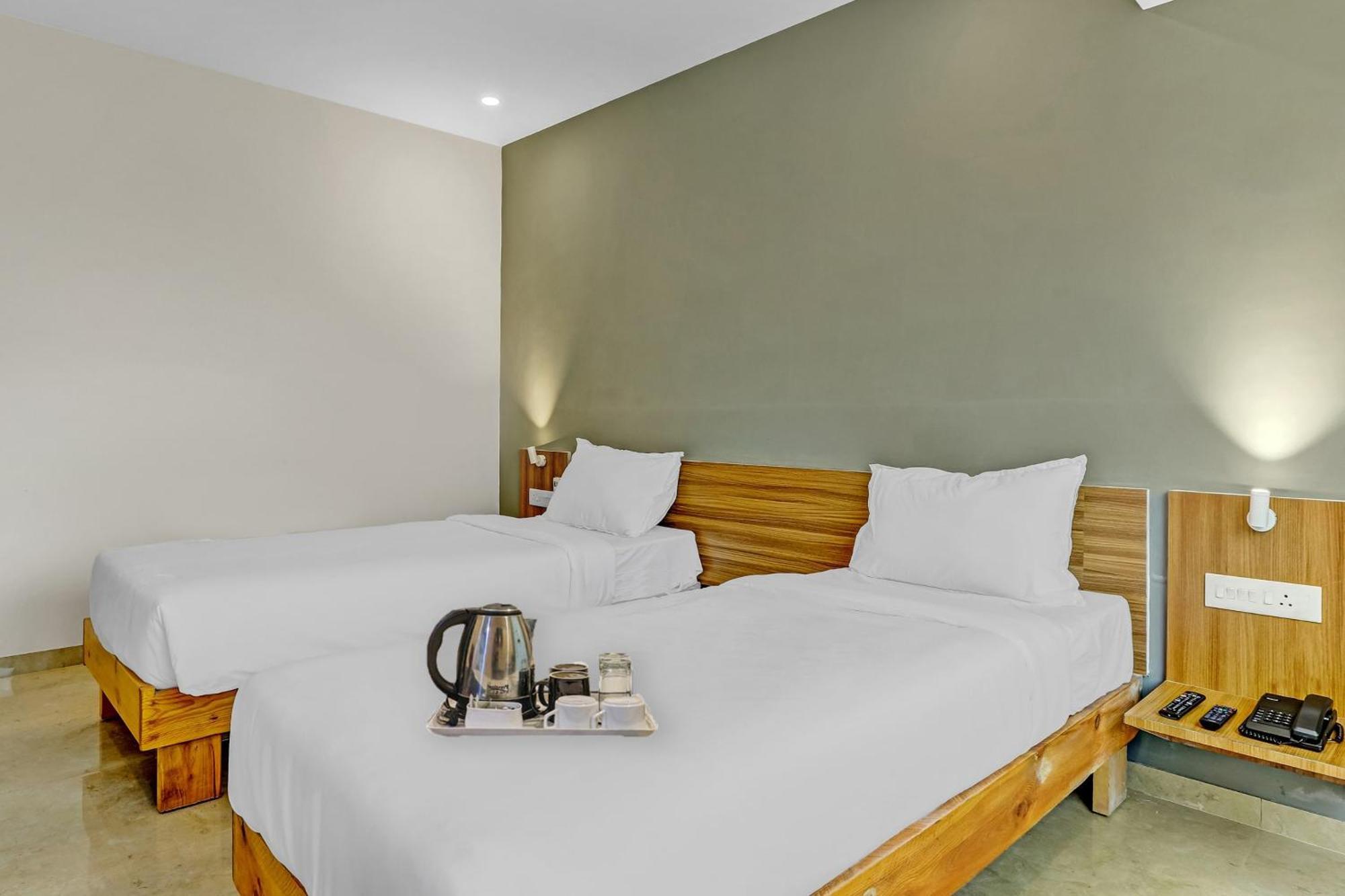 Townhouse Somani Hotel Apta Exterior foto