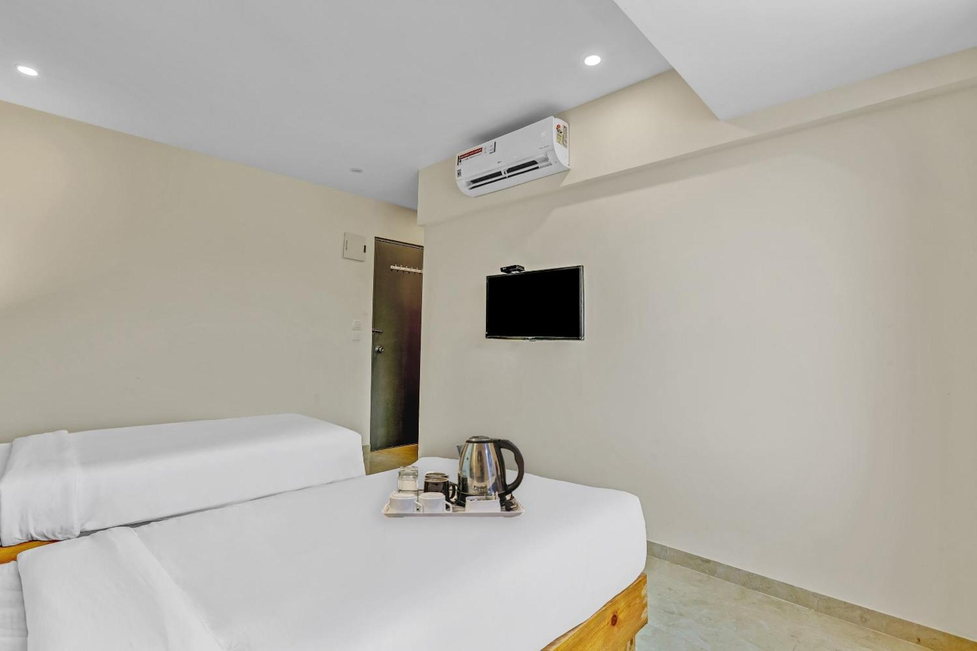 Townhouse Somani Hotel Apta Exterior foto