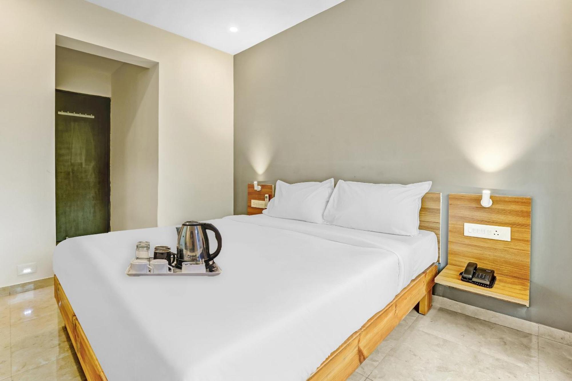 Townhouse Somani Hotel Apta Exterior foto
