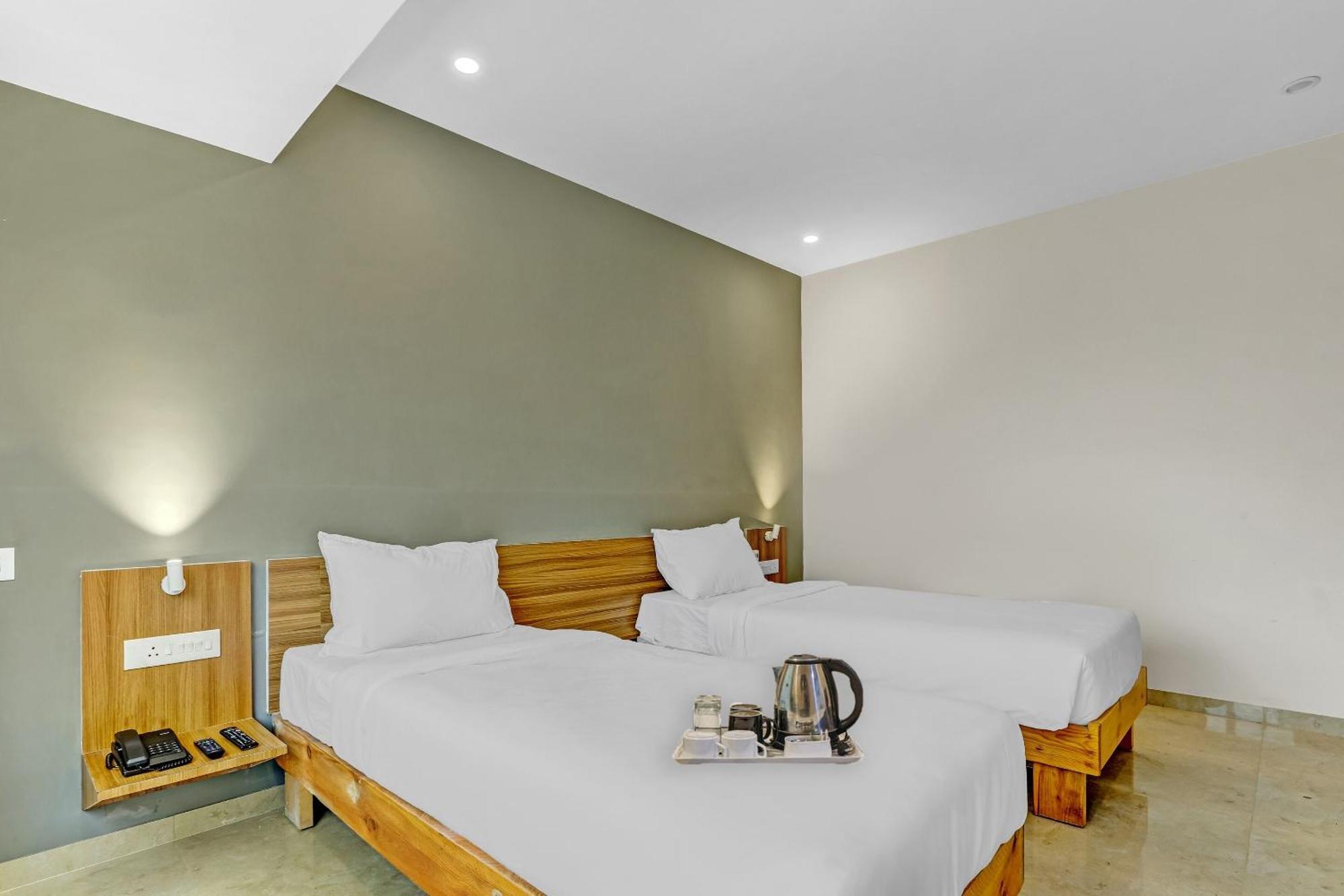 Townhouse Somani Hotel Apta Exterior foto