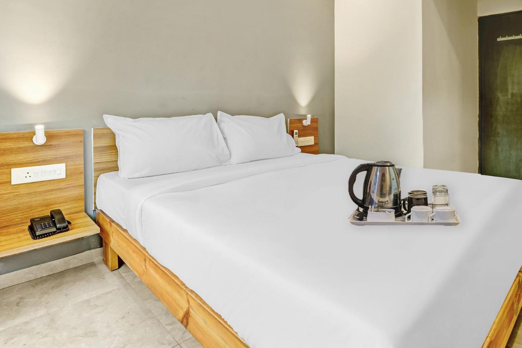 Townhouse Somani Hotel Apta Exterior foto